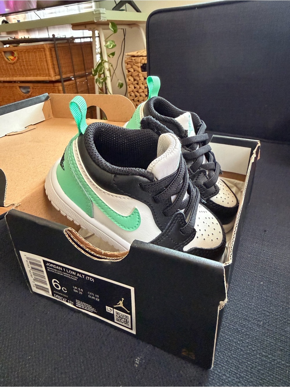 Jordan Kids Sneaker in Black, White & Mint